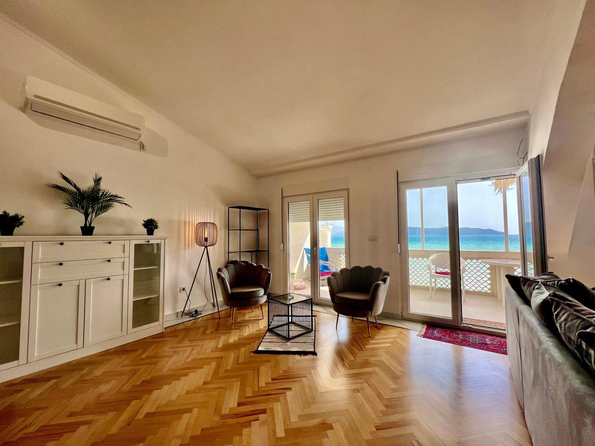 Aleksandr First Line Sea View *