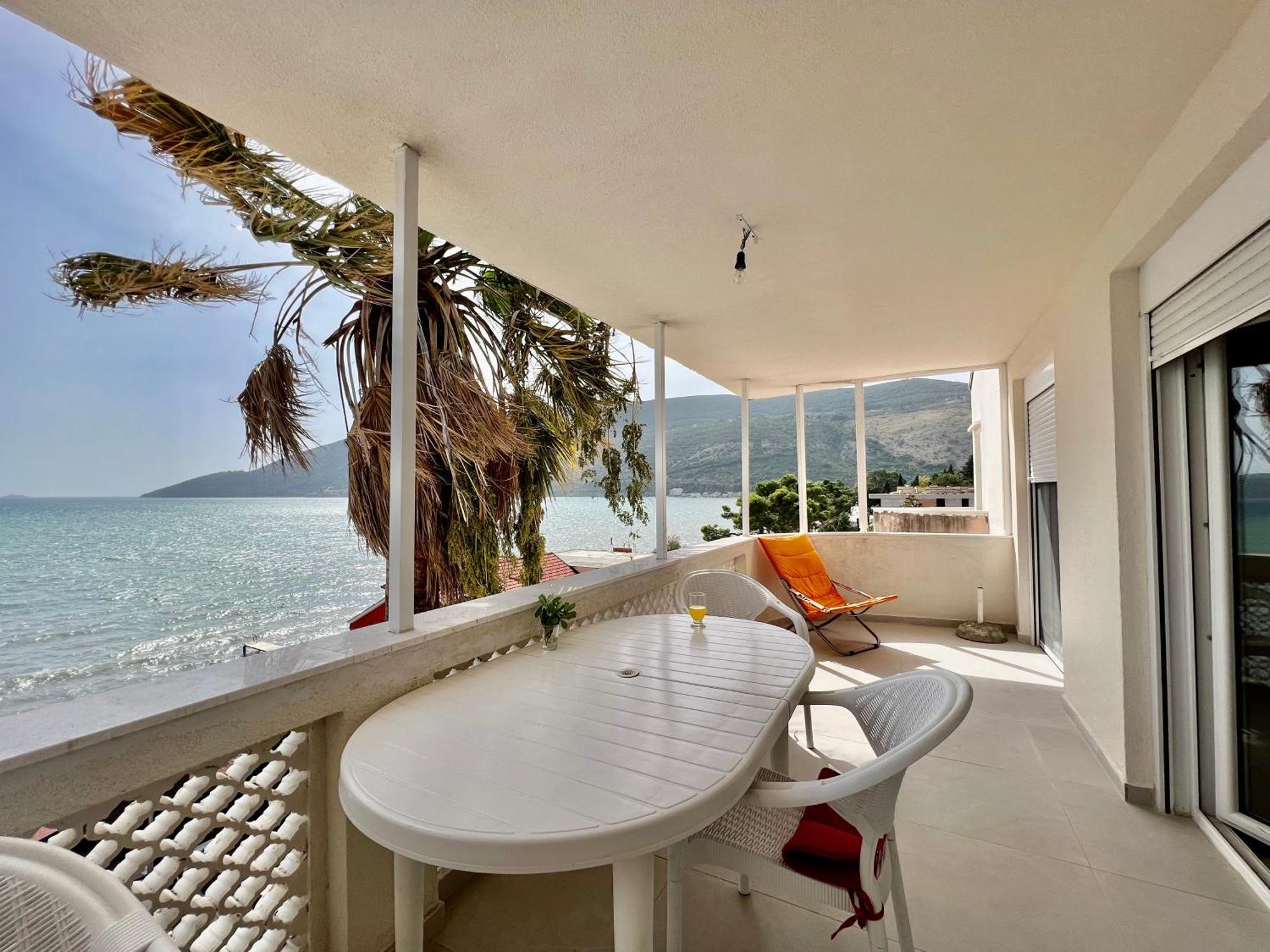 Apartment Aleksandr First Line Sea View *