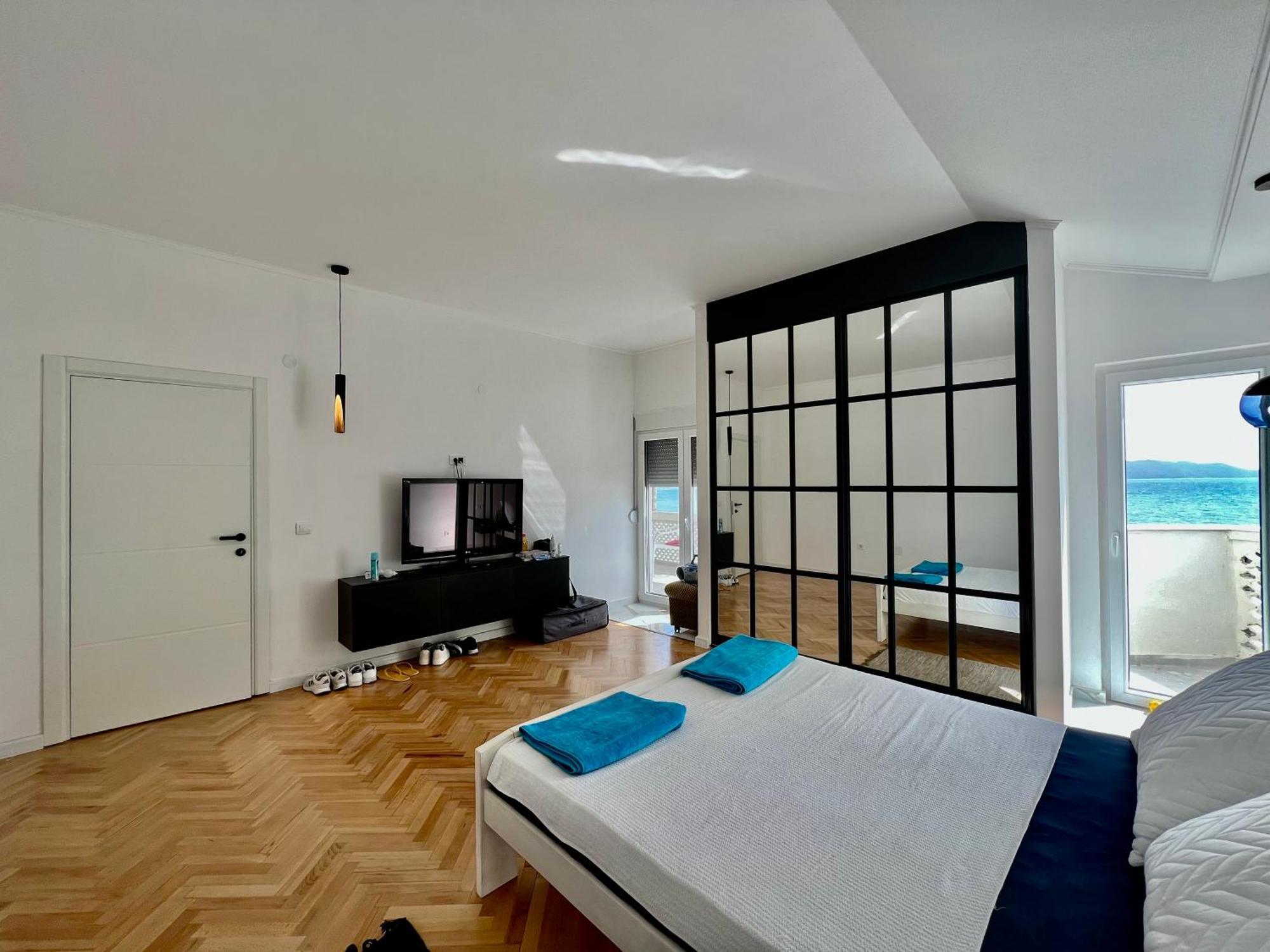 Aleksandr First Line Sea View Apartment *